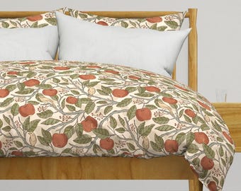 Roupa de cama Red Apple Orchard - Vintage Apple Orchard por ammiecreative - Capa de edredom de cetim de algodão vintage Fruit OU fronhas por Spoonflower