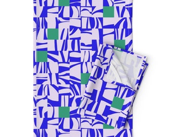 Lot de 2 torchons graphiques bleus audacieux - Carrelage abstrait par house_of_may - Torchons modernes en lin et coton bleu-vert par Spoonflower