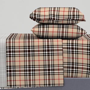 Puede incluir: Juego de cama de cuadros beige, negro, rojo y blanco con dos fundas de almohada.