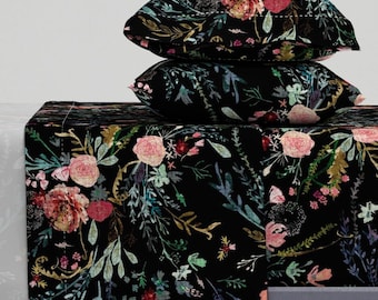 Fable Floral von nouveau_bohemian - Distressed Boho Floral Schwarz und Rosa Baumwollsatin Bettwäsche Set Bettwäsche von Spoonflower