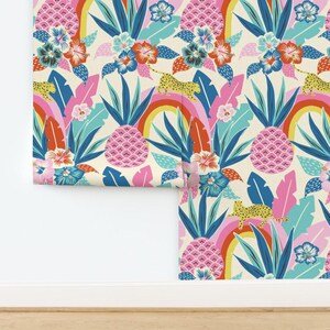 Maximalistische, tropische, nicht geklebte Tapete mit Leopardenmuster, rosa Ananas und Animalier-Motiv – Tropical Fantasy von vivdesign, erhältlich bei Spoonflower