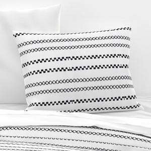 Ropa de cama de tela de barro - Puntada en X negra y puntada de ferrocarril de eti_enne - Funda nórdica o fundas de almohada de satén de algodón con líneas de puntada de cruz a rayas imagen 2