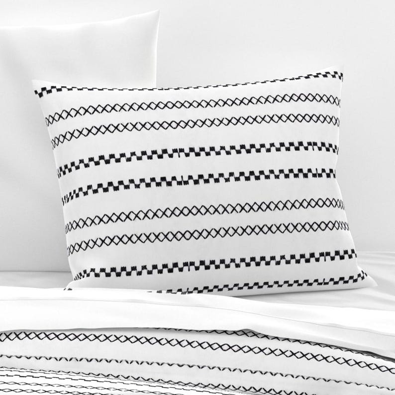 Ropa de cama de tela de barro - Puntada en X negra y puntada de ferrocarril de eti_enne - Funda nórdica o fundas de almohada de satén de algodón con líneas de puntada de cruz a rayas imagen 2