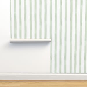 Carta da parati Light Sage Stripe non incollata - Strisce verdi acquerello di dailymiracles - Carta da parati Celery Green Double Roll di Spoonflower