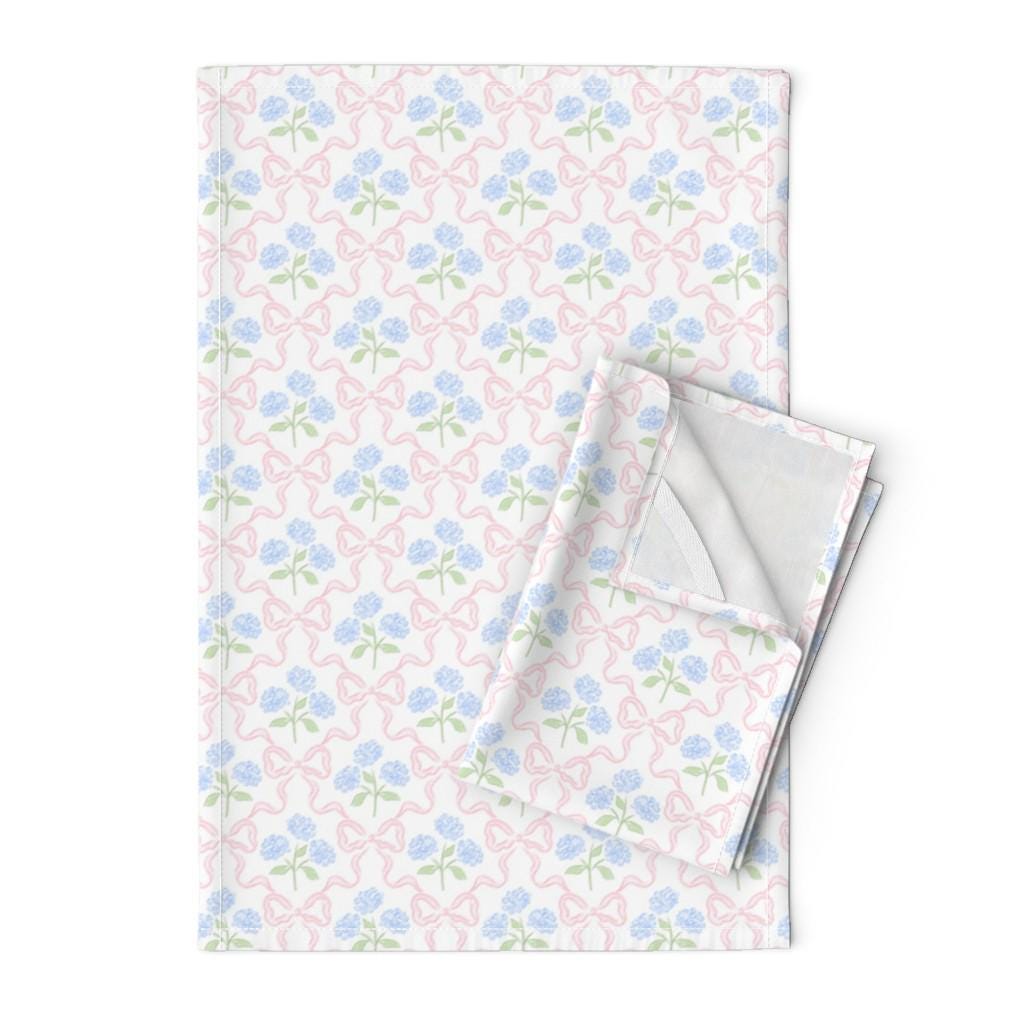 Elegante Schleifen Floral Geschirrtücher (2er Set) - Blauer Hortensien Strauß von hübschefestive - Zarte Feminine Leinen Baumwolle Geschirrtücher von Spoonflower