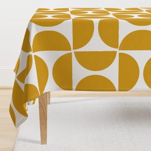 Mantel dorado mostaza - Half Moon Mustard de latheandquill - Mantel de satén de algodón de gran escala de estilo moderno de mediados de siglo de Spoonflower