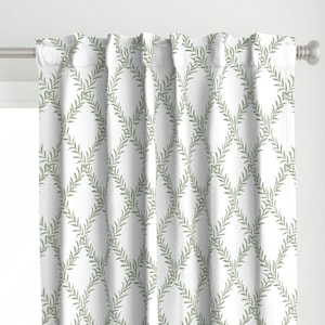 Pode incluir: Cortinas brancas com um padrão de folhas verdes. O padrão é uma forma de diamante repetida com um design de videira de folhas.