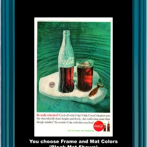 Op de afbeelding: Ingelijste vintage Coca-Cola-advertentie. De advertentie toont een fles en een glas cola met ijs, een flesopener en het Coca-Cola-logo. De lijst is teal en de passe-partout is zwart. Tekst: "Be really refreshed!" en "You choose Frame and Mat Colors."