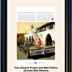 Könnte beinhalten: Gerahmte Vintage-Werbung für einen Pontiac, mit einem braunen Cabriolet und Chromakzenten. Der Text der Anzeige hebt Stoßdämpfer und Eigenschaften des Autos hervor. Der Rahmen ist schwarz, mit einem cremefarbenen Passepartout.