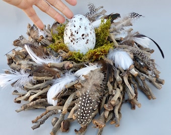 Osterkranz mit Osterei, Oster-Tisch-Deko, Natur-Materialien, Nest aus Ästen mit Ei und Federn, Vogelnest