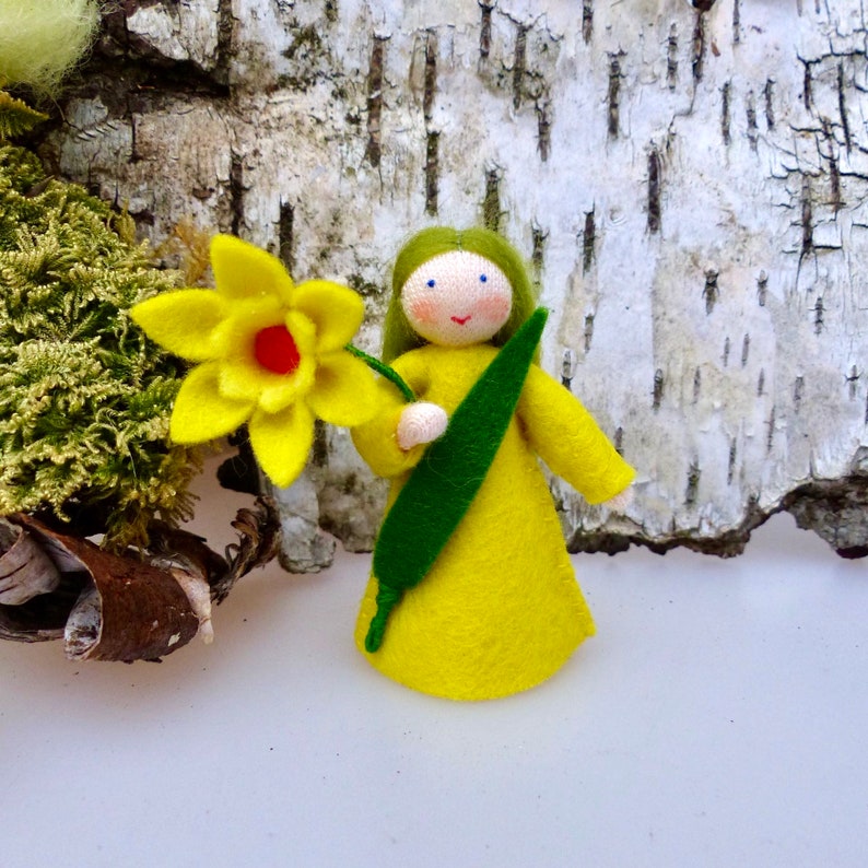 Flower child daffodil daffodil for the seasonal table in spring, felt doll for seasonal decoration lange grüne Haare