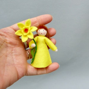 Flower child daffodil daffodil for the seasonal table in spring, felt doll for seasonal decoration image 3