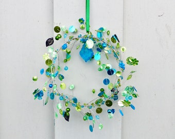 Superbe couronne de perles et de paillettes en fil de fer pour la décoration de fenêtre en turquoise et vert