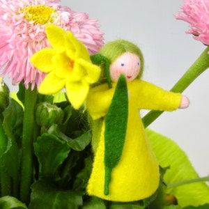 Flower child daffodil daffodil for the seasonal table in spring, felt doll for seasonal decoration image 8