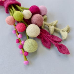gefilzter Strauß mit Karte und Schleife zum Muttertag to go, Kugelblume Filz