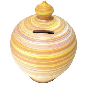 Op de afbeelding: Een gele, oranje en witte keramische spaarpot met een swirl-patroon. De spaarpot heeft een kleine opening aan de zijkant voor munten.