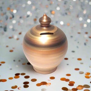 以下が含まれることがあります： 白い文字で「Welcome to our home」と書かれた、素朴な木製の看板。長方形で、ヴィンテージまたはカントリースタイルを思わせる、使い古したような仕上がり。屋内または屋外での表示に適しています。