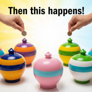 Può includere: Salvadanai a righe colorati, rossi, blu, gialli, verdi e rosa. Il testo "Then this happens!" è visualizzato sopra. Le mani inseriscono monete nei salvadanai.