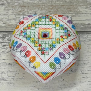 Patroon kruissteek Biscornu/Scissor Fob speldenkussen - Rainbow Lights