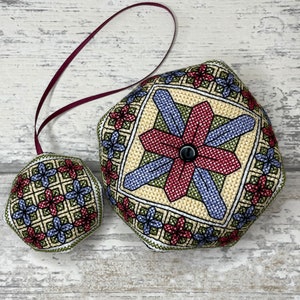 Patroon kruissteek Biscornu/Scissor Fob speldenkussen - glas-in-lood bloemen