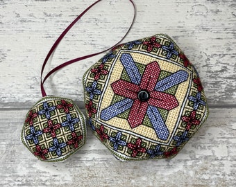 Patroon kruissteek Biscornu/Scissor Fob speldenkussen - glas-in-lood bloemen