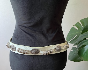 Y2K Chico's Made in USA Biały skórzany pasek z muszlą i pierścieniem