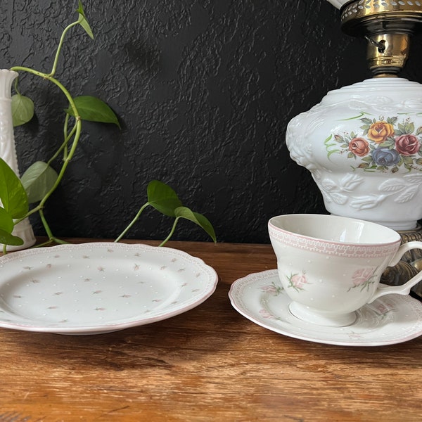 Discontinued Vintage Jessica McClintock Stephanie Westbury Court Roses and Lace Jumbo Tea Cups, Saucers, and Salad Plates