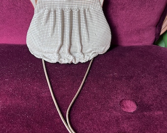 Bolso Glomesh vintage en color crema, marfil y blanco con correa de cadena para el hombro y cierre de boca de rana, bolso de noche tipo clutch.