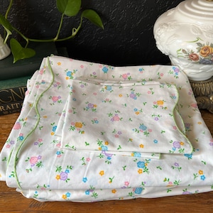 Vintage Embroidered Scalloped Edge Cottagecore Floral Double/Full Sheet Set with Pillowcases