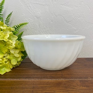 Vintage Fire King Swirl 7” Mixing Bowl