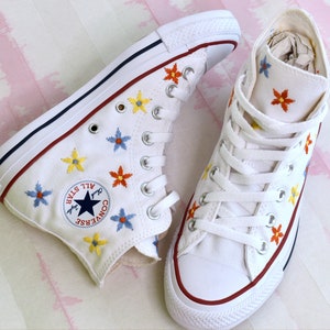 Custom Embroidery Flower Converse wth stitched Daisies. Personalized Embroidered Converse, Cottagecore Bridal Sneakers in your color palette