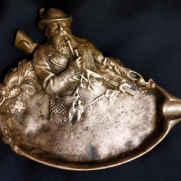 Bronze ashtray hunter, The hunter is resting, The hunter is smoking a pipe, The hunter is smoking, USSR bronze ashtray, Ashtray vintage