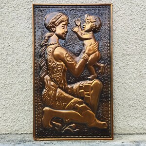 レリーフ壁装飾、エンボス加工の絵、圧力絵、母性、子供を持つ母親、三つ編みの少女、ウクライナの壁装飾