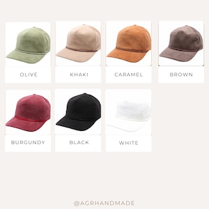 Puede incluir: Un conjunto de 10 gorras de b&eacute;isbol de pana en varios colores, incluyendo oliva, caqui, caramelo, marr&oacute;n, burdeos, negro y blanco. Cada gorra tiene un detalle de cuerda alrededor de la corona.
