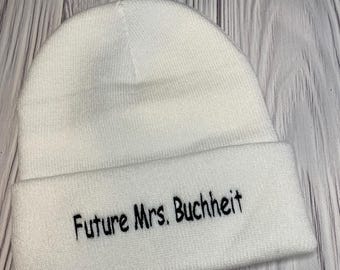 Personalisierte Brautmütze, Mütze für die zukünftige Braut, Wintermütze mit Namensstickerei, Geschenk für die Braut zur Verlobung, Hochzeit oder zum Junggesellinnenabschied