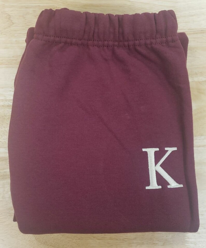 Broderade mjukisbyxor med personligt tryck, Joggingbyxor med personlig logotyp, Träningsbyxor med namn, Matchande setbyxor, Unisex loungebyxor bild 8