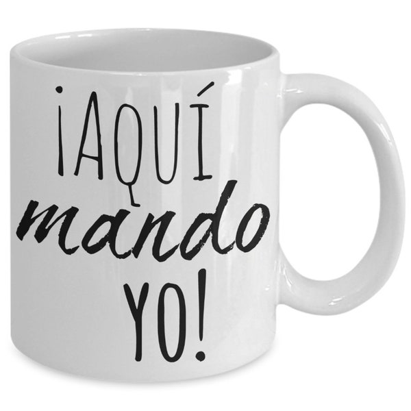 Aqui mando yo! taza en espanol, Spanish gifts, mugs in Spanish, regalo para jefe, maestra, madre, oficina, latinx gifts, Spanish teacher mug