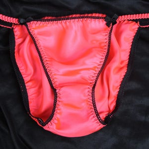 VTG スタイル ジョー ボクサーのような女性用光沢のある高光沢サテン キャンディ アップル レッド ストリング ビキニ パンティー S - Xl