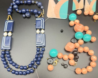 Een grote hoeveelheid kapotte vintage sieraden in mod-stijl uit de jaren 60 en 70.