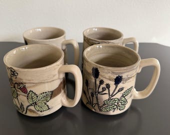 Vintage koffiemokken met botanisch dessin aardbeien en distel, set van 4