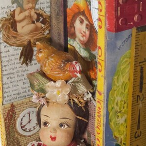 Assemblage Story Box | Farming Art with Chickens, Goose, Houses & Doll Head | Rustic Folk Shadowbox Bild 3