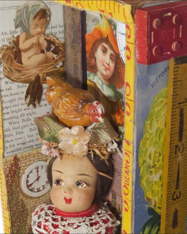 Assemblage Story Box | Farming Art with Chickens, Goose, Houses & Doll Head | Rustic Folk Shadowbox Bild 3