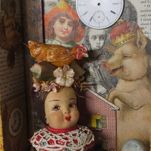 Assemblage Story Box | Farming Art with Chickens, Goose, Houses & Doll Head | Rustic Folk Shadowbox Bild 7
