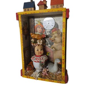 Assemblage Story Box | Farming Art with Chickens, Goose, Houses & Doll Head | Rustic Folk Shadowbox Bild 14