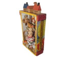 Assemblage Story Box | Farming Art with Chickens, Goose, Houses & Doll Head | Rustic Folk Shadowbox Bild 4