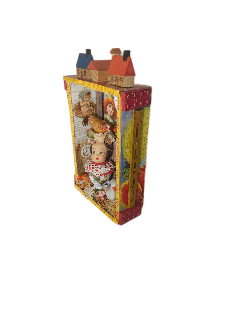 Assemblage Story Box | Farming Art with Chickens, Goose, Houses & Doll Head | Rustic Folk Shadowbox Bild 4
