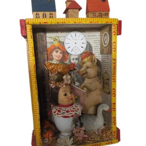 Assemblage Story Box | Farming Art with Chickens, Goose, Houses & Doll Head | Rustic Folk Shadowbox Bild 12