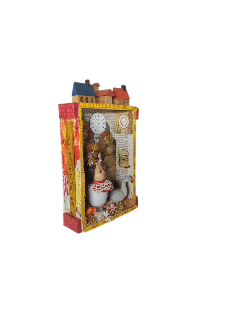 Assemblage Story Box | Farming Art with Chickens, Goose, Houses & Doll Head | Rustic Folk Shadowbox Bild 6