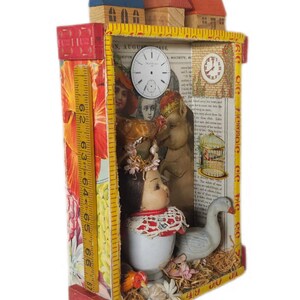 Assemblage Story Box | Farming Art with Chickens, Goose, Houses & Doll Head | Rustic Folk Shadowbox Bild 8