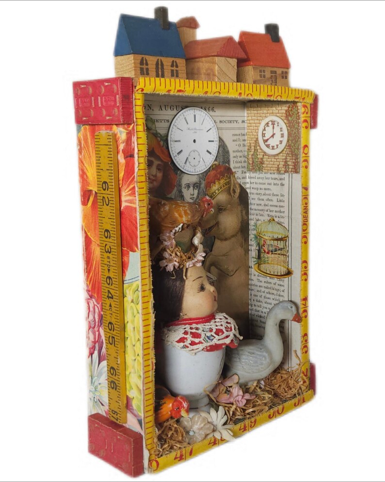 Assemblage Story Box | Farming Art with Chickens, Goose, Houses & Doll Head | Rustic Folk Shadowbox Bild 8